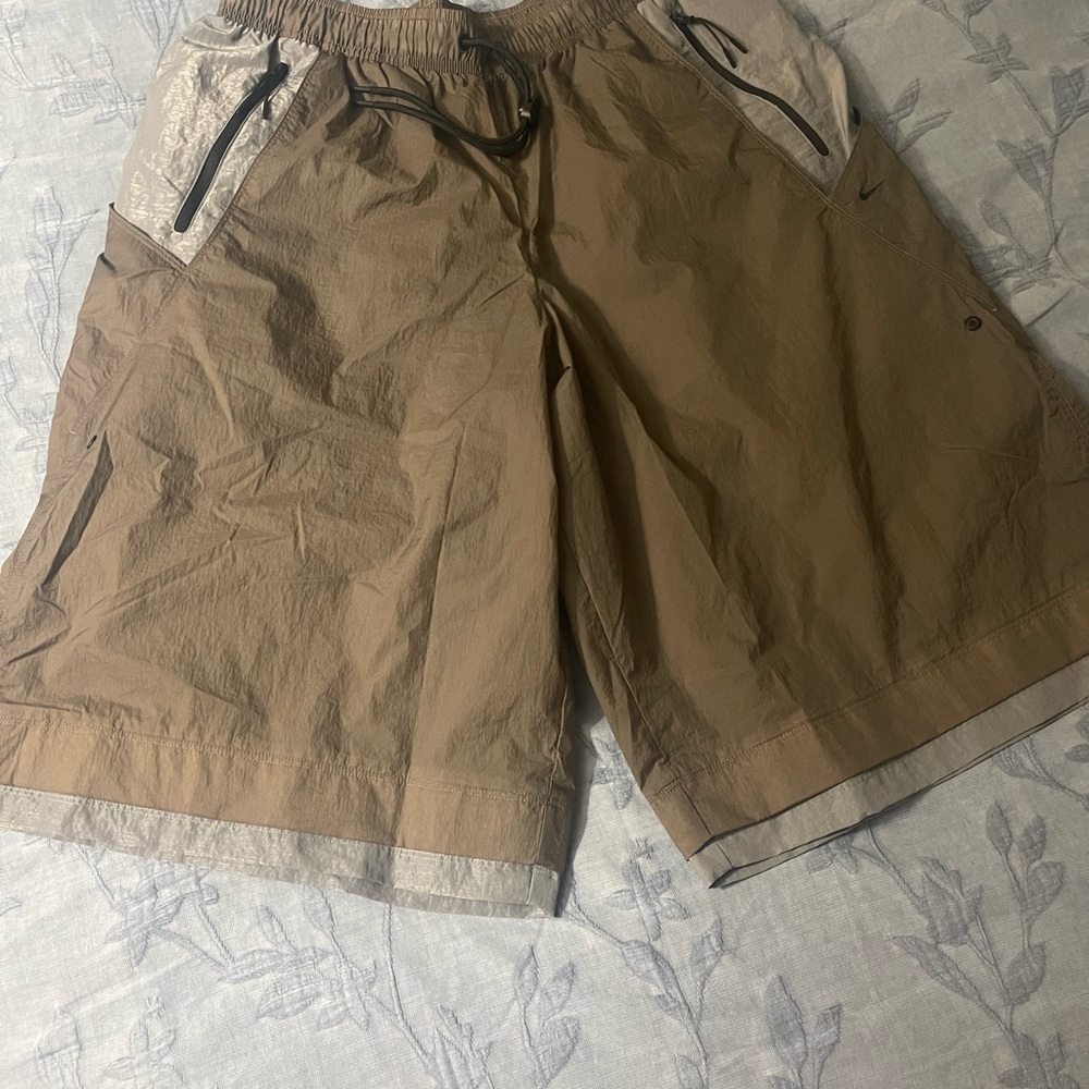 Nike men’s Tech Woven oversized short